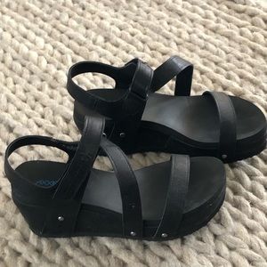 New. Size 8 lightweight sandals
